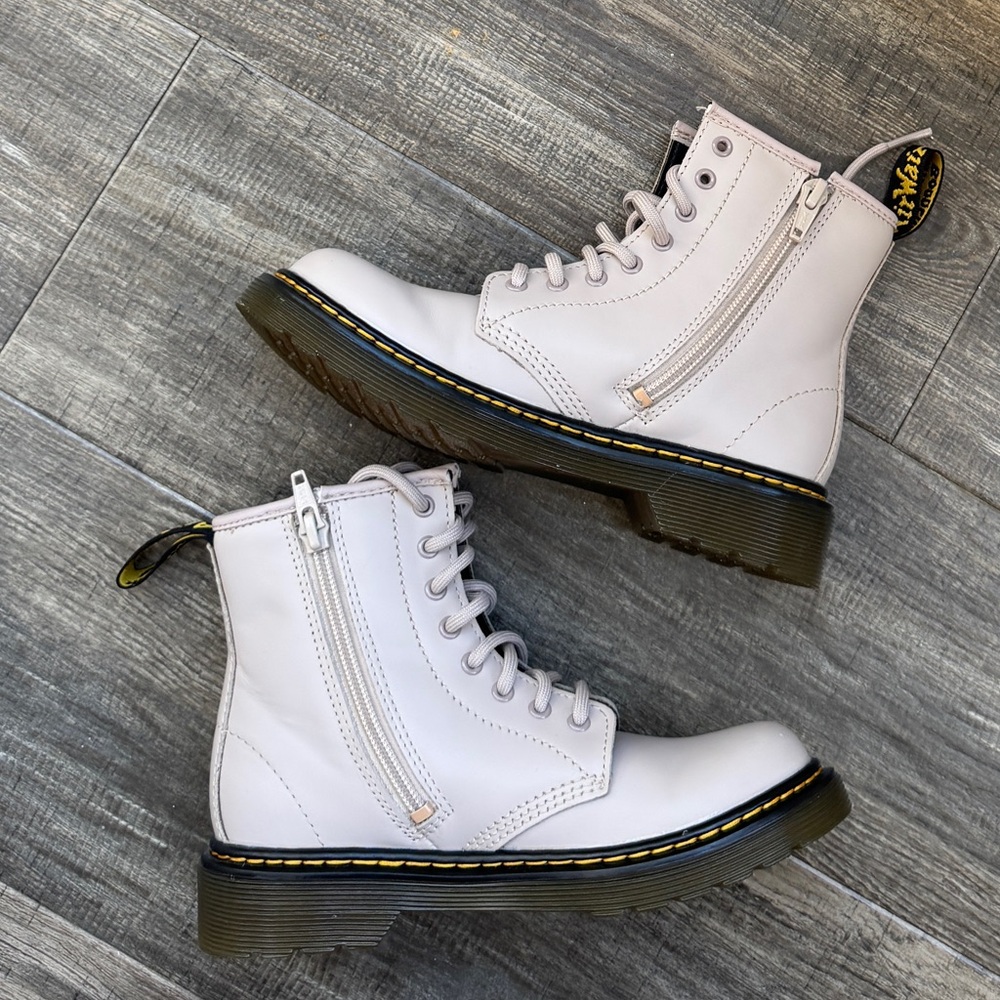 Dr martens tan/sandy boots 1y - Picture 2 of 6